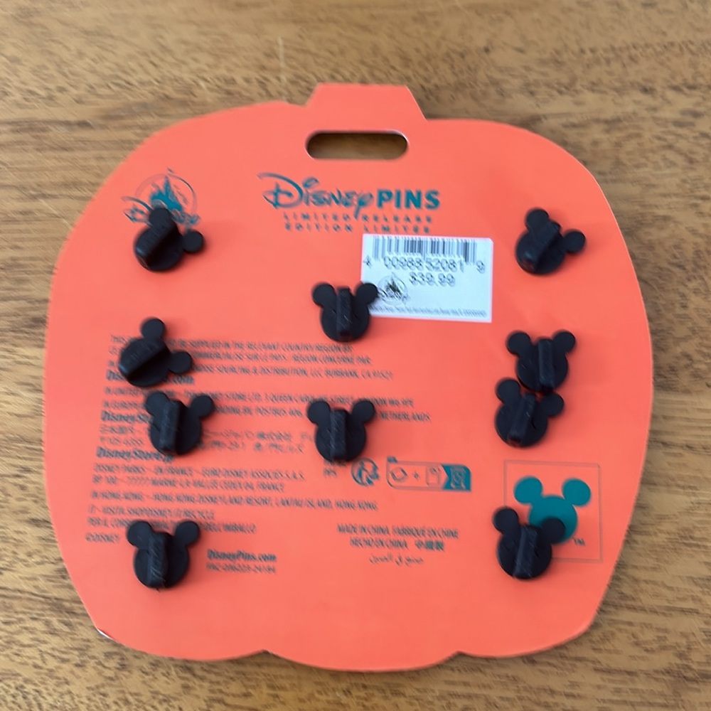 PLUTO'S PUMPKIN PURSUIT 2024
5 PIN SET: PLUTO, STITCH, GOOFY, MICKEY & MINNIE - Picture 7 of 8